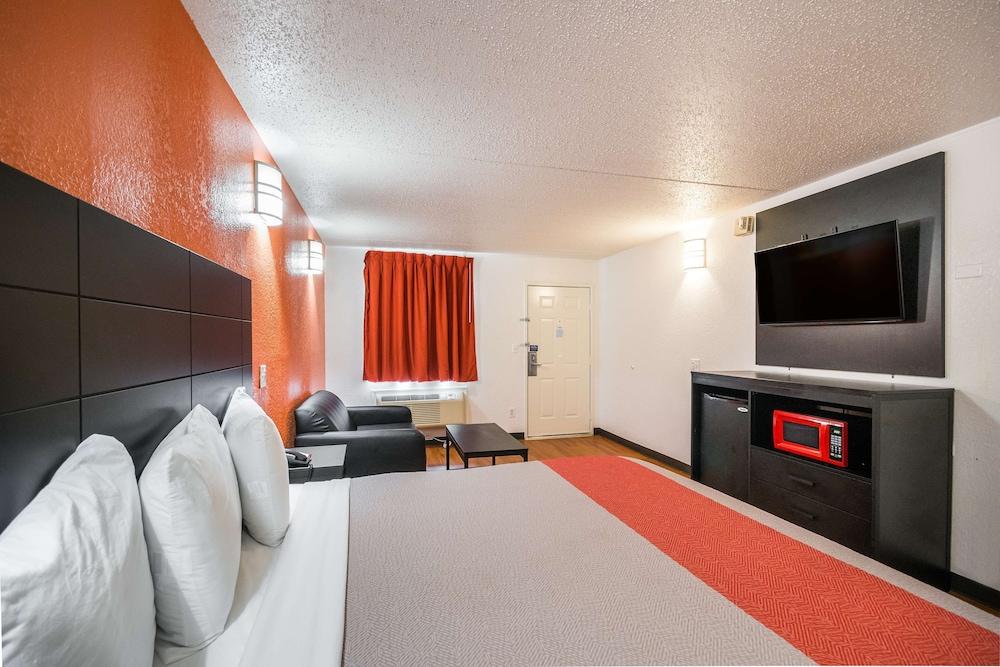 Motel 6 Houston, TX - Brookhollow photo 19