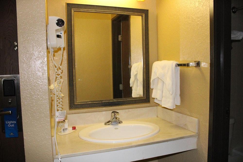 The Oasis Hotel & Bar photo 22