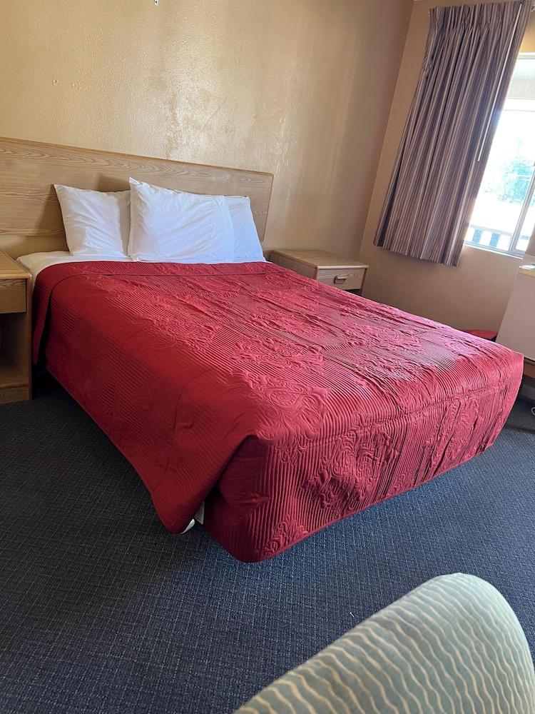 Silver Spur Motel photo 15