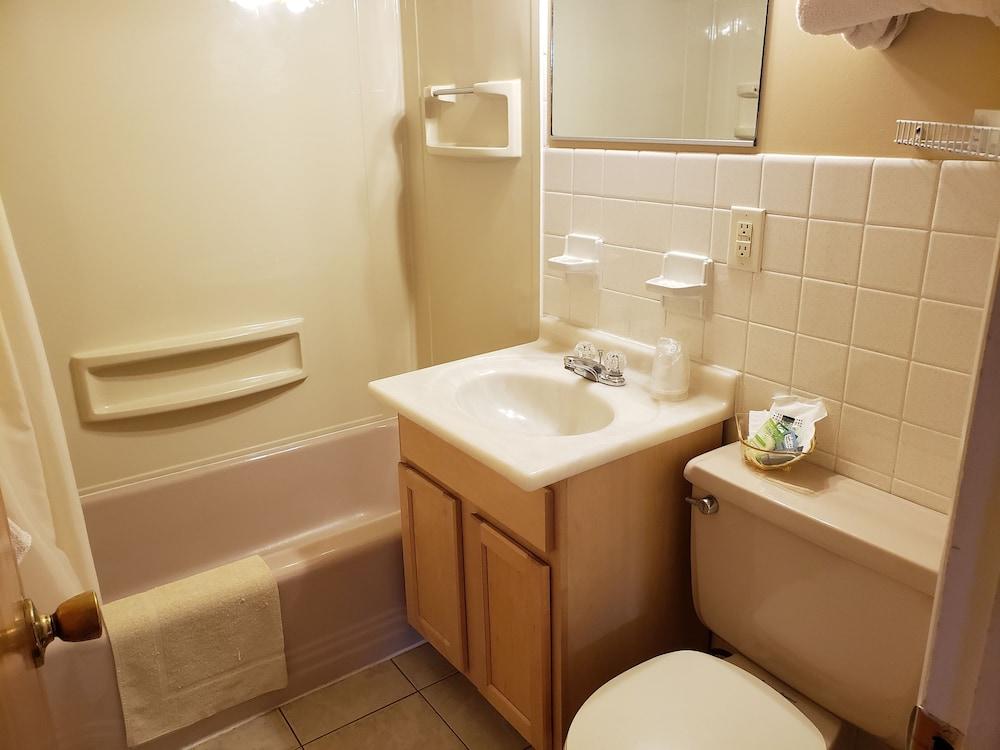 The Colonial Motel photo 27