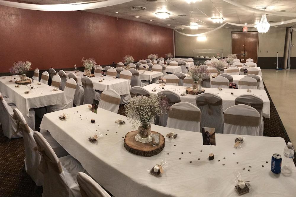 Ramada by Wyndham Albert Lea photo 89