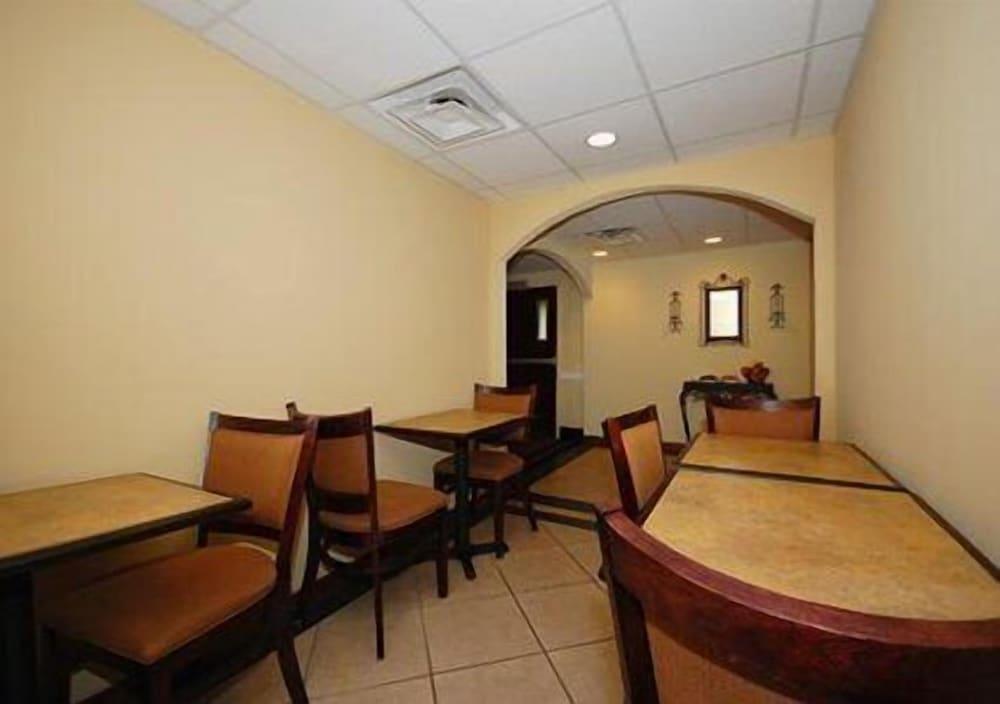 Country Hearth Inn & Suites photo 38