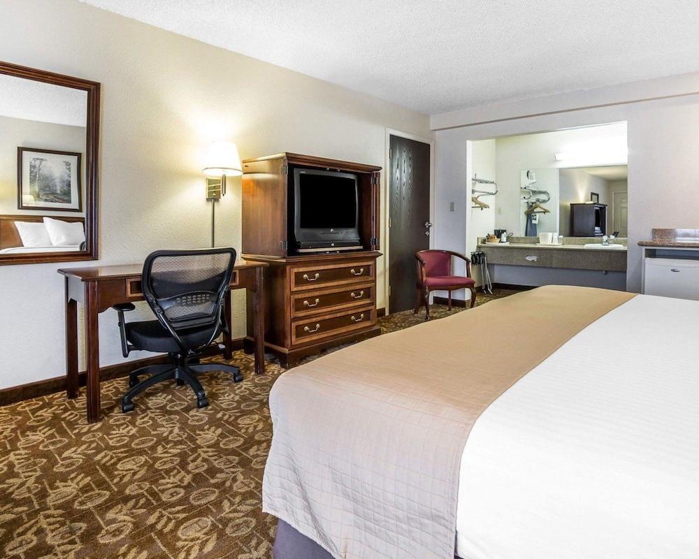 Quality Inn & Suites Minden photo 11