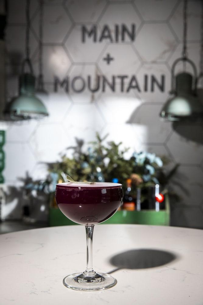 Main and Mountain Bar & Motel photo 27
