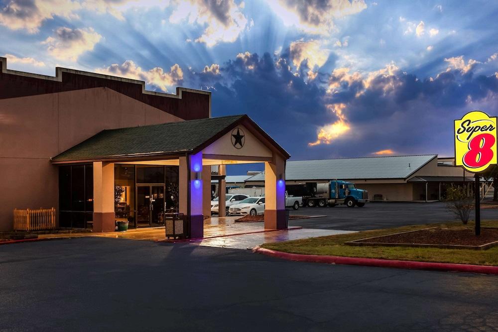 Super 8 by Wyndham Giddings photo 32