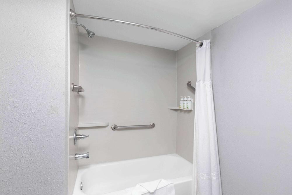 Baymont by Wyndham Mobile/Tillmans Corner photo 3