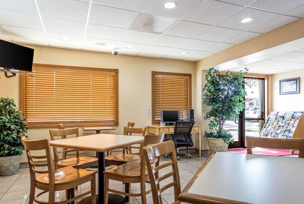 Econolodge Inn & Suites photo 50