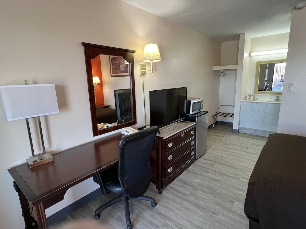 Economy Inn photo 5