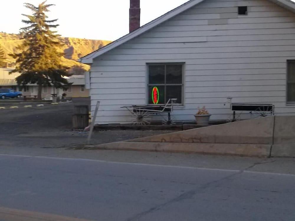 Riverside Motel photo 19