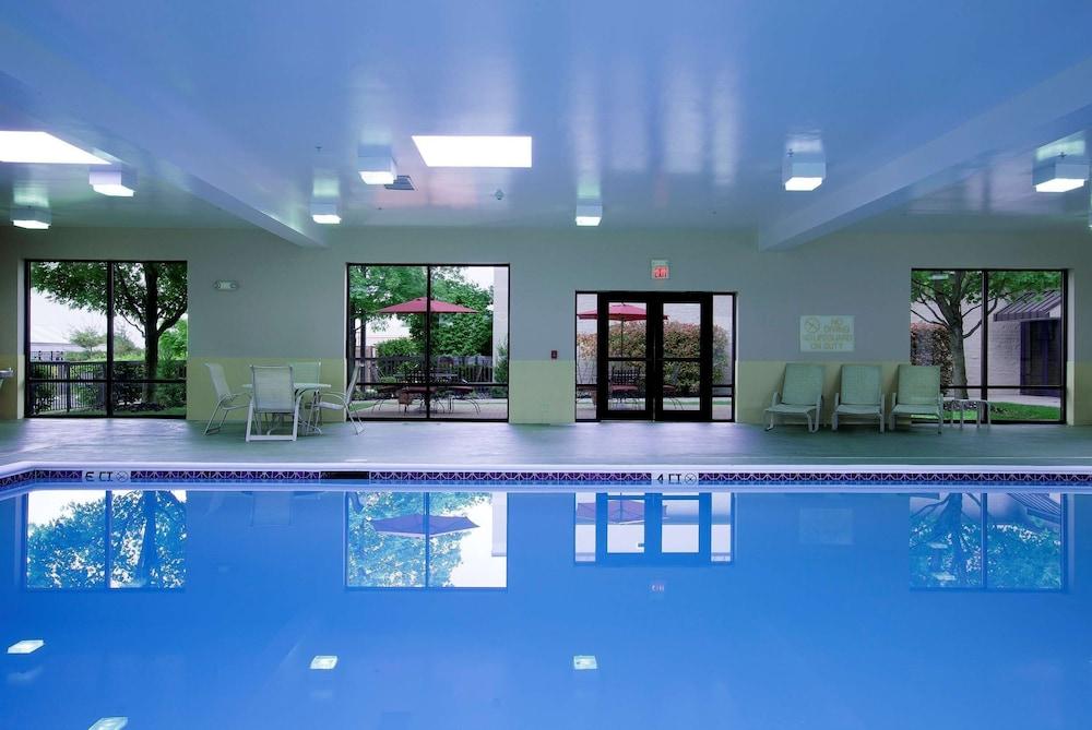 Hampton Inn Woodbridge photo 25