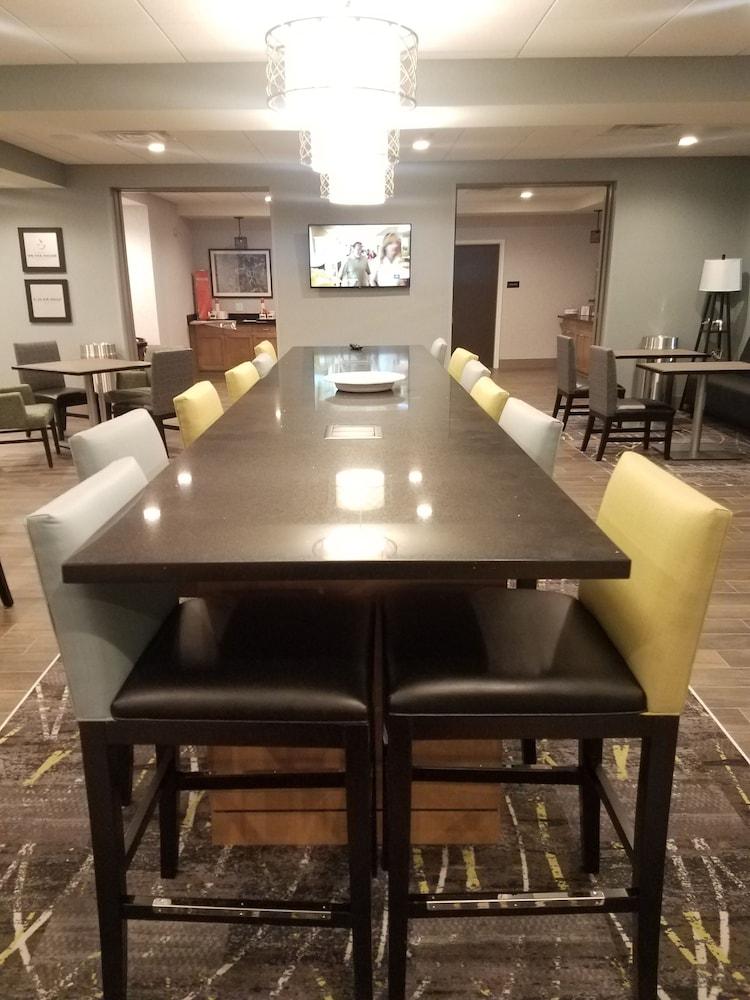 Hampton Inn Omaha Airport photo 16