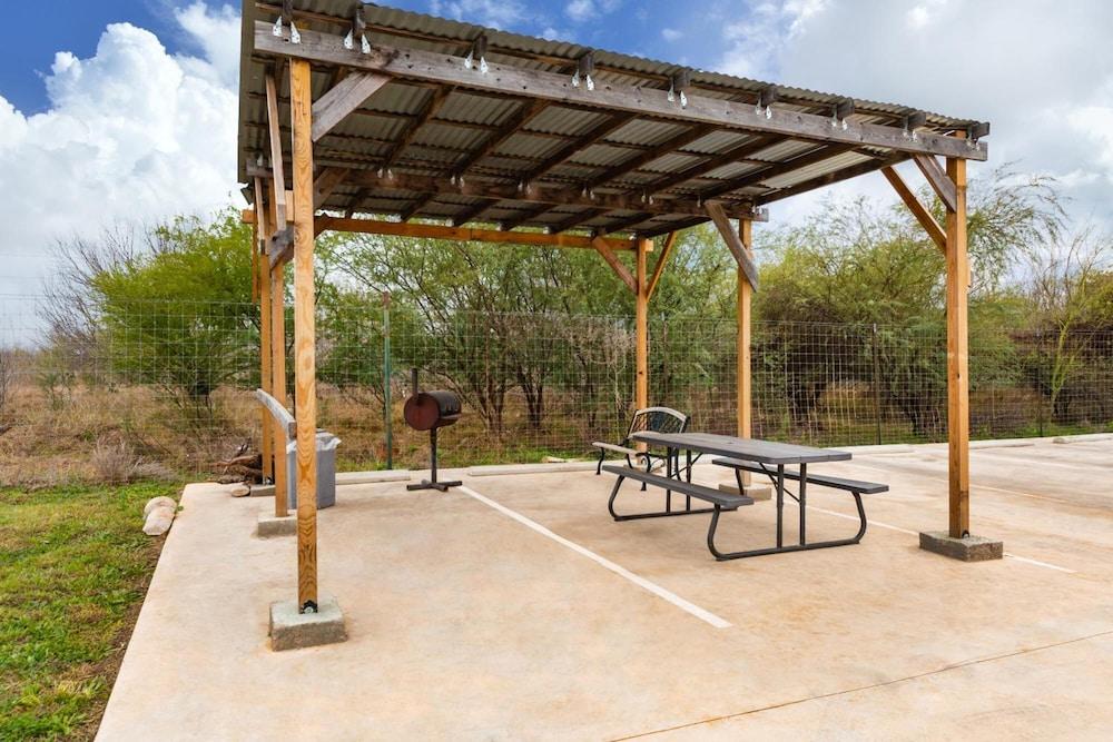 Residency Suites - Cotulla photo 22
