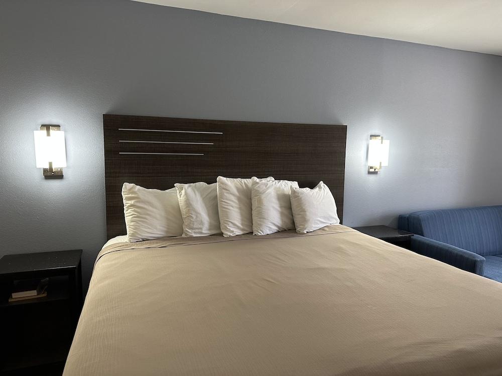 Express Inn & Suites photo 18