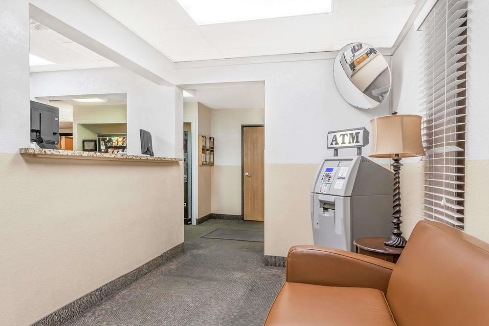 Super 8 by Wyndham Montgomery Maybrook photo 2
