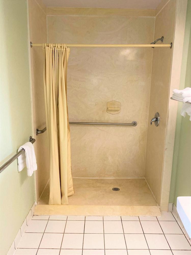 Pine Point Inn & Suites photo 15