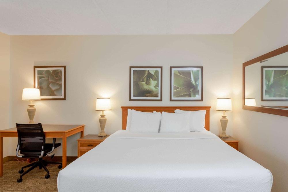 La Quinta Inn & Suites by Wyndham Jacksonville Mandarin photo 15