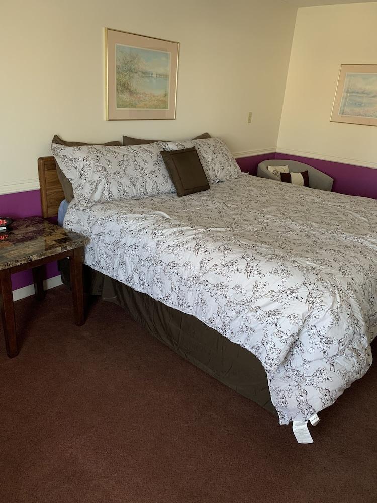 Blue Spruce Motel photo 14