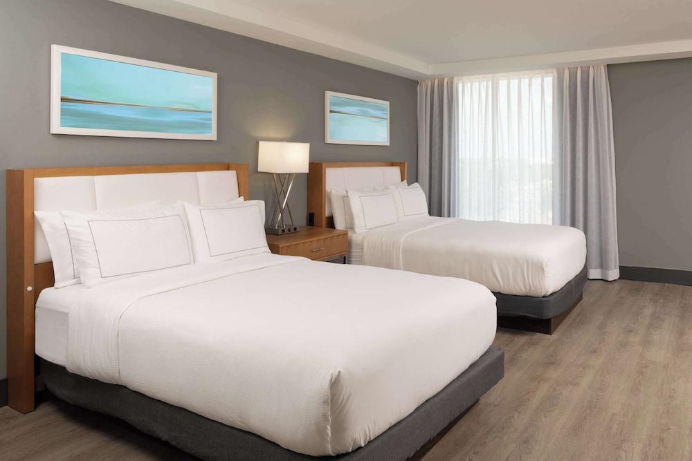 DoubleTree by Hilton Miami North I-95 photo 3