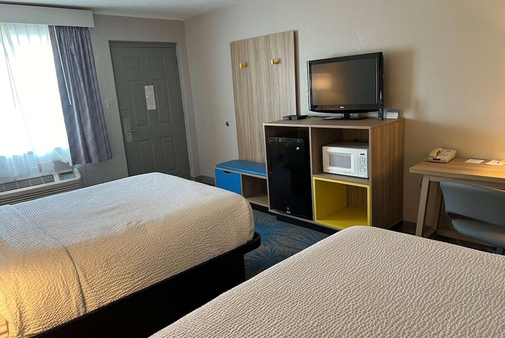 Days Inn by Wyndham Hays photo 18