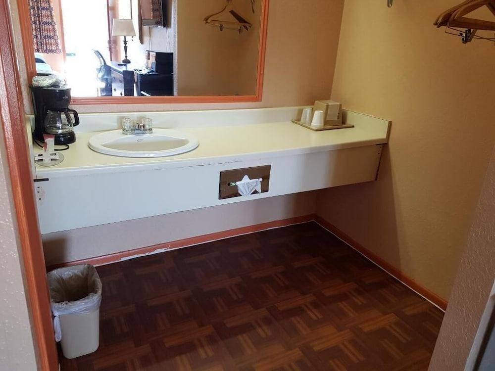 Budget Host Inn Eastland photo 24