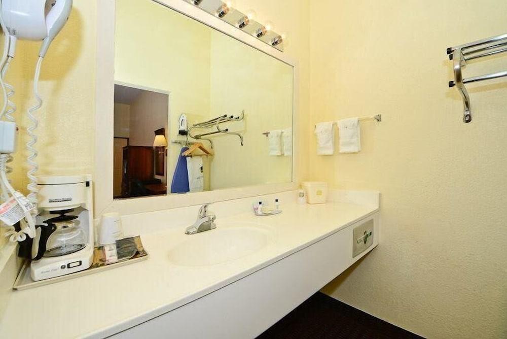 Manchester Heritage Inn And Suites photo 18