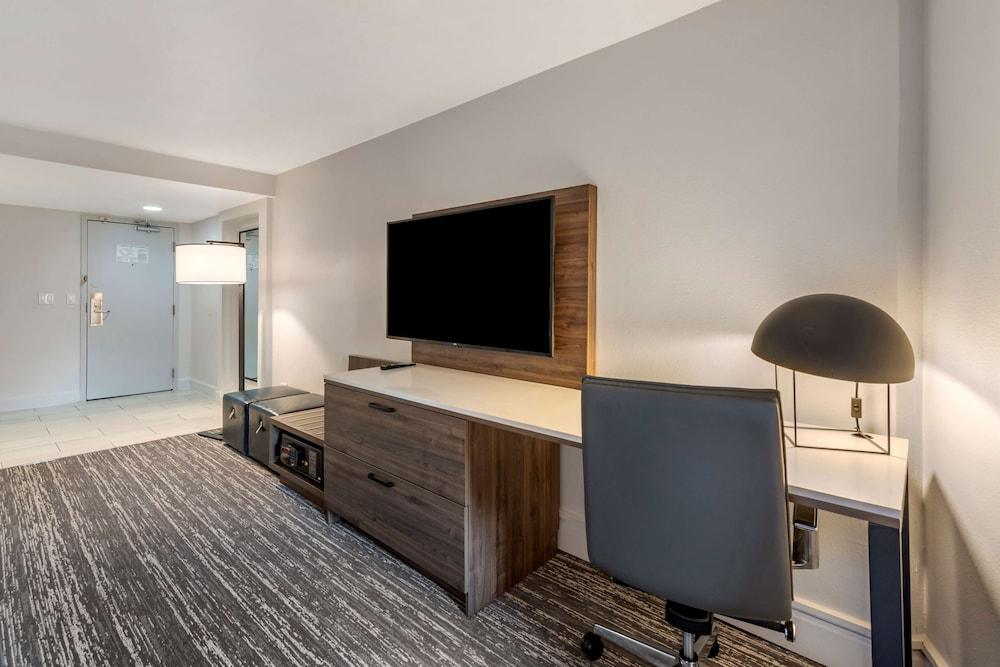 Best Western Premier Denver East photo 5