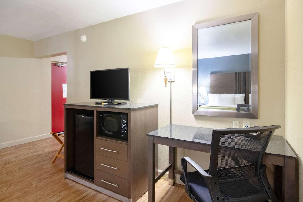 Econolodge Inn & Suites photo 30