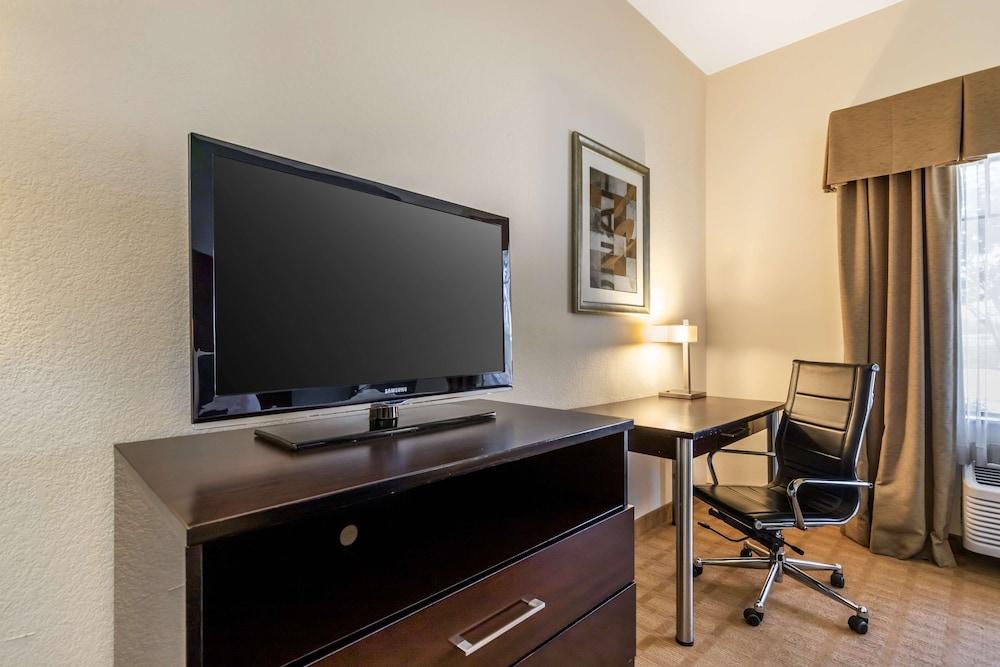 Best Western Plus Lytle Inn & Suites photo 5