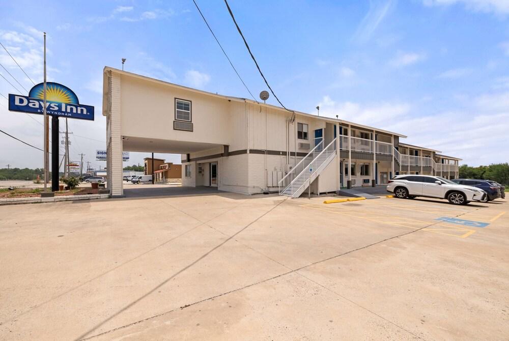 Days Inn by Wyndham Kenedy/Karnes City photo 9