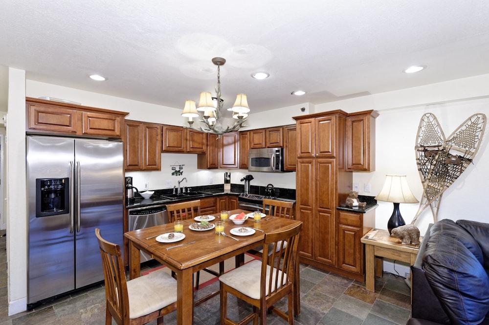 The Crestwood Condominiums photo 18