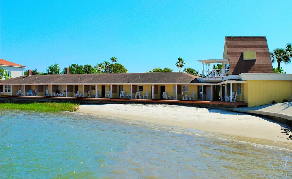 Edgewater Inn photo 1