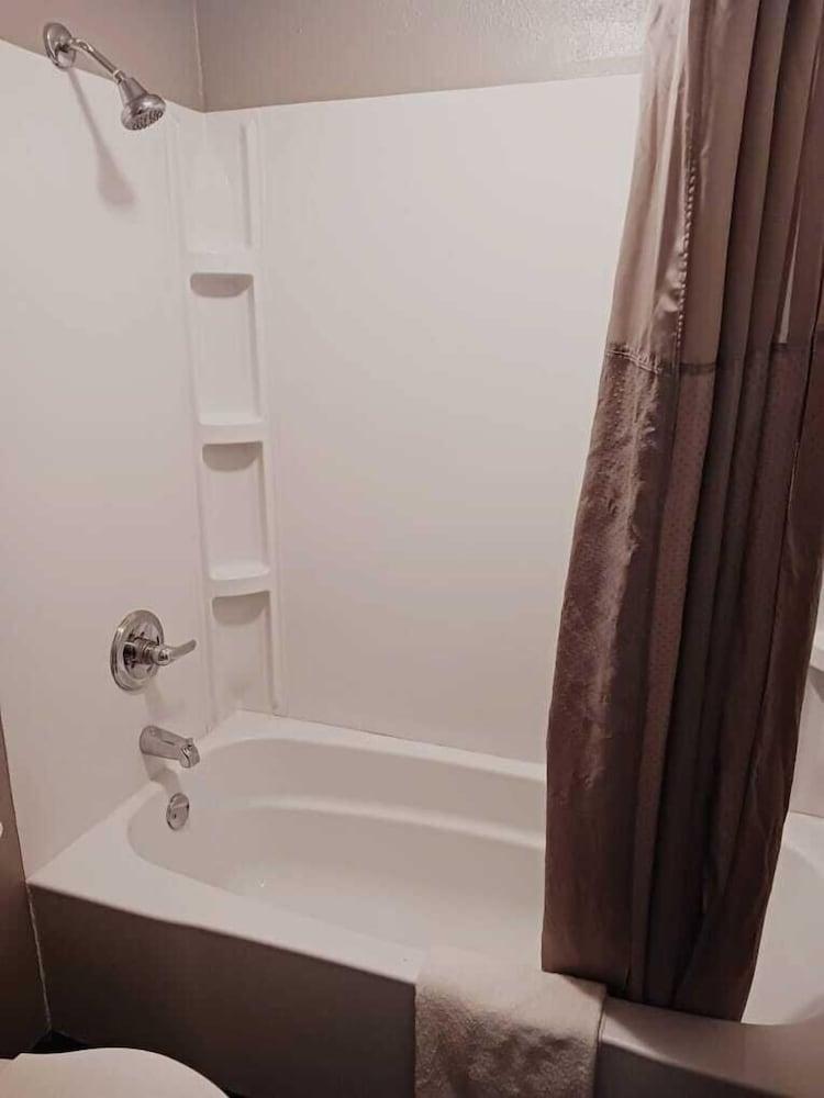Hotel 465 by Regency Inn & Suites photo 6
