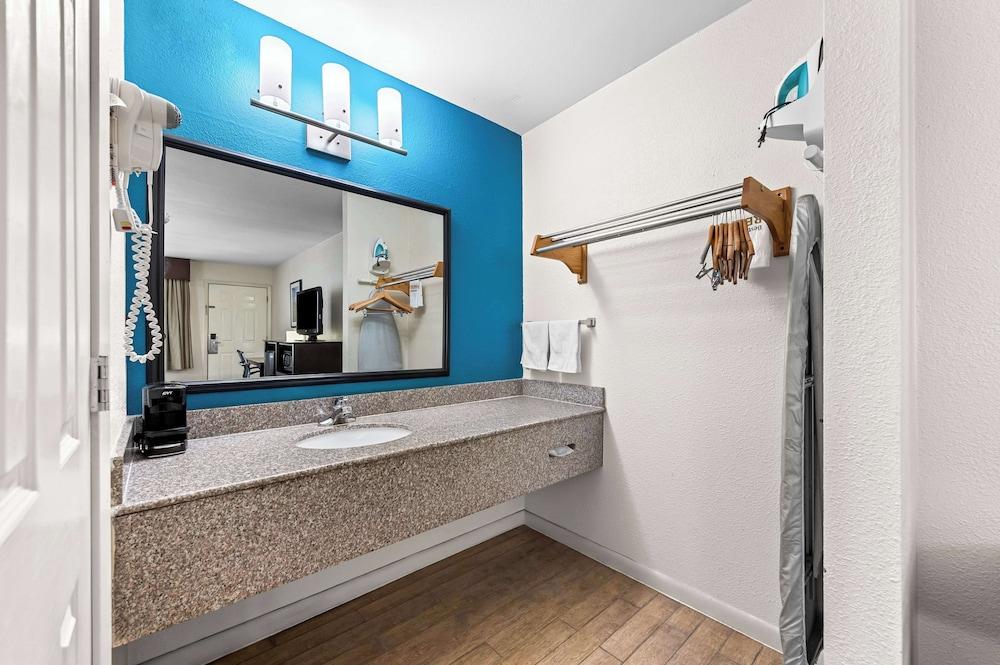Best Western Delhi Inn photo 18