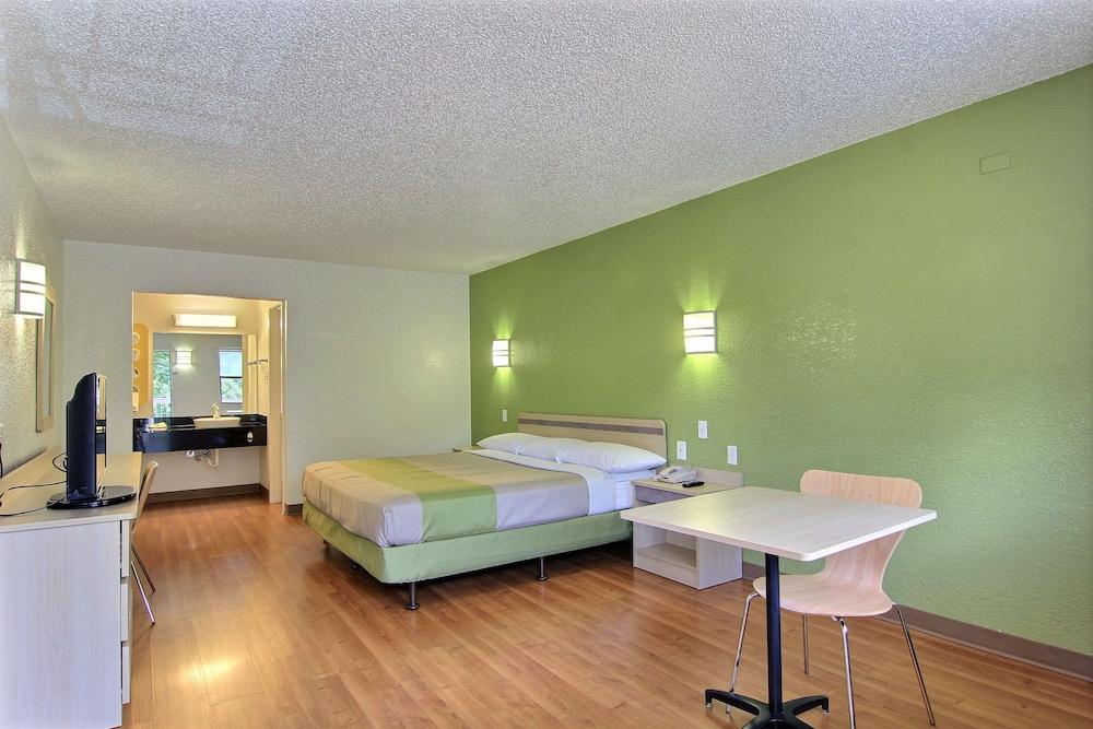 Motel 6 Austin, TX - Central Downtown UT photo 7