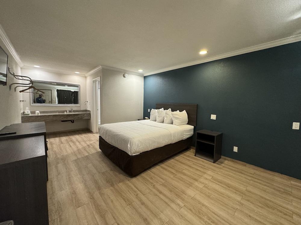 Baymont by Wyndham Bakersfield photo 3