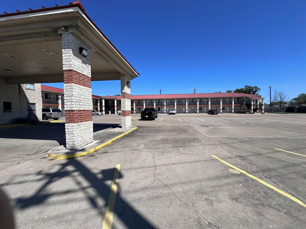 Cameron Inn & suites photo 1
