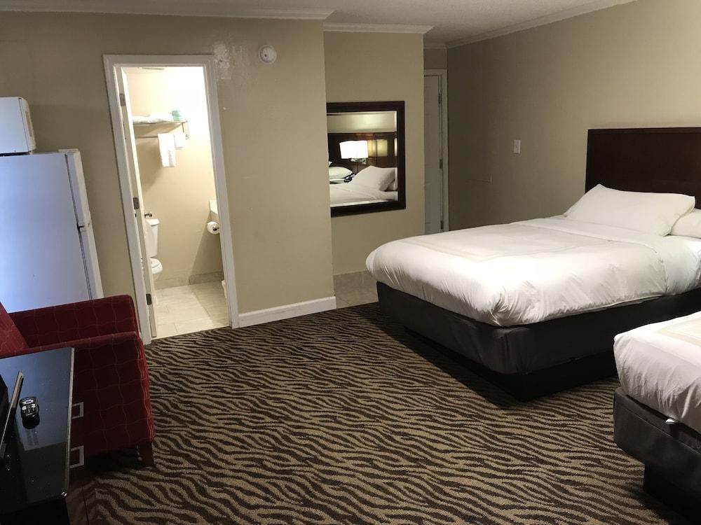 Hometown Inn & Suites photo 12