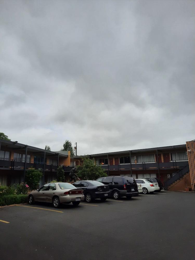 Longview Inn photo 7
