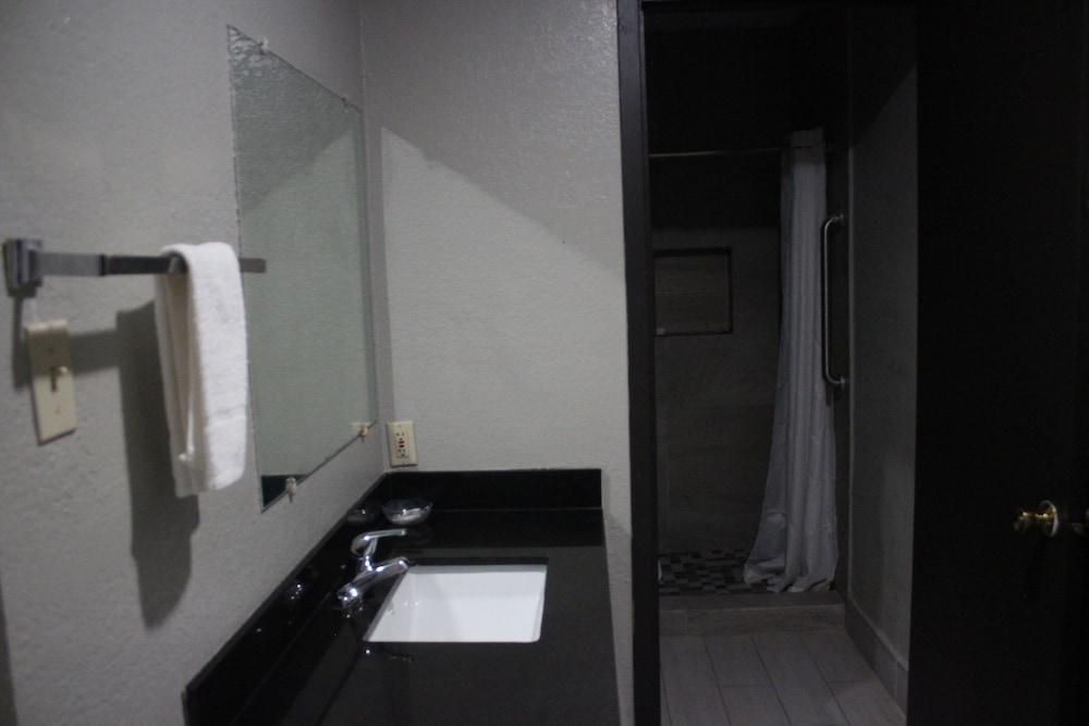 Village Inn Cotulla photo 29