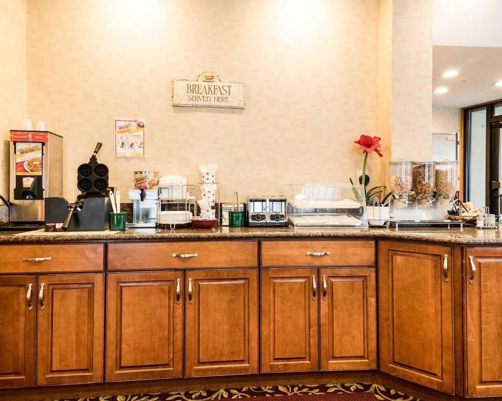 Rodeway Inn photo 16