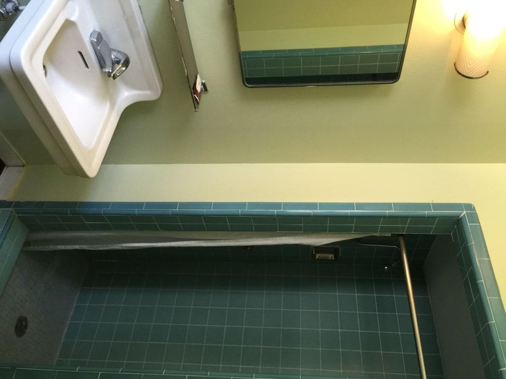 Travelers Motel photo 15