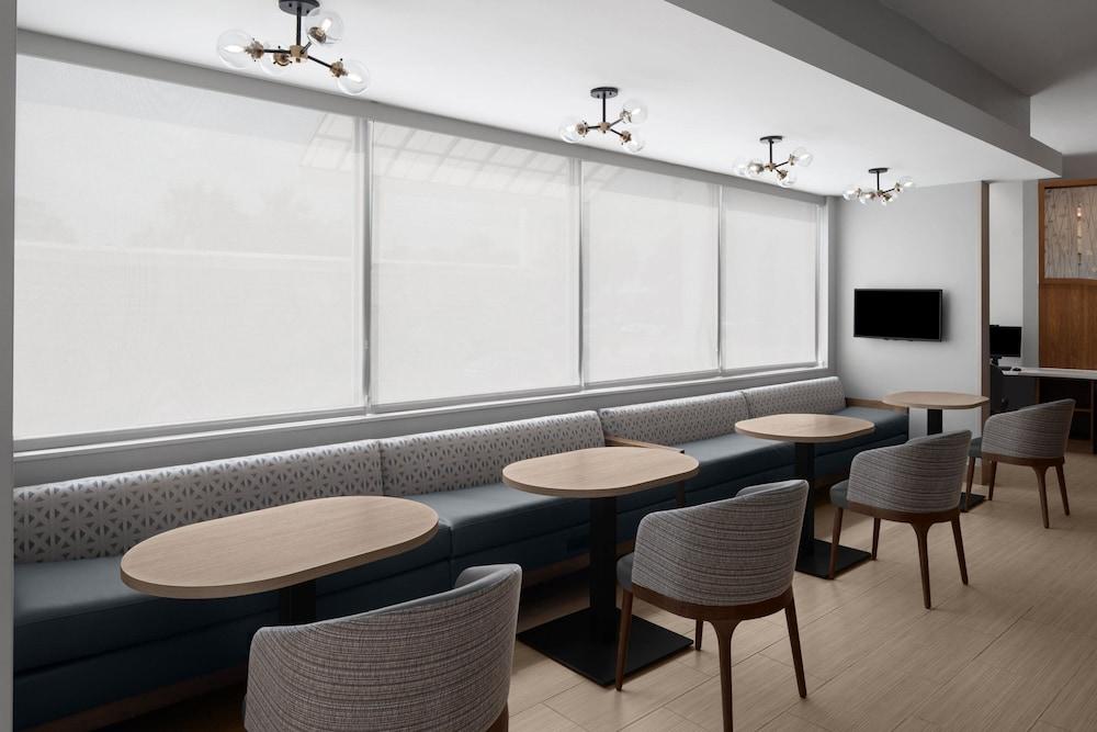 SpringHill Suites by Marriott Houston Intercontinental Arprt photo 2
