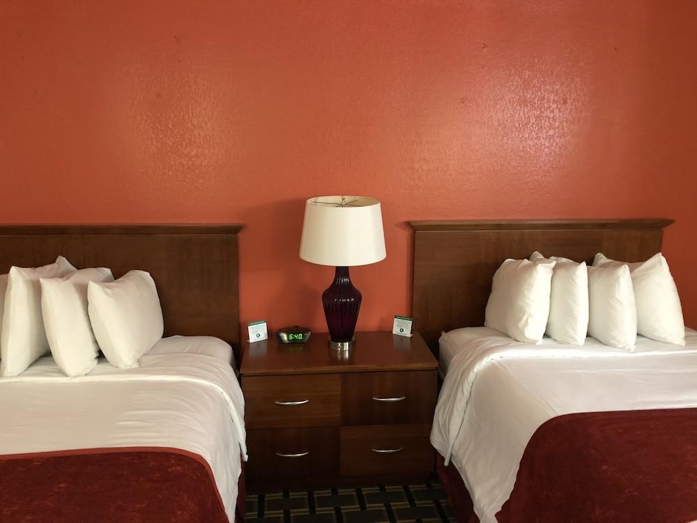 Baymont by Wyndham Springfield IL photo 11