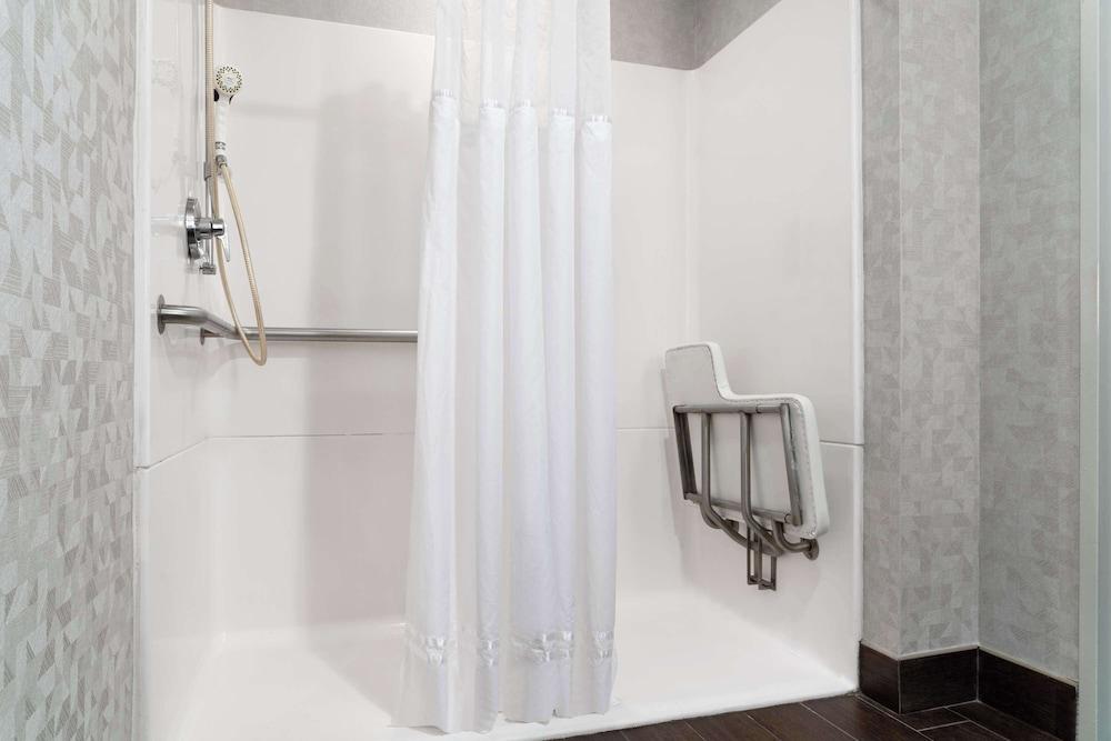 DoubleTree by Hilton Hartford - Bradley Airport photo 13
