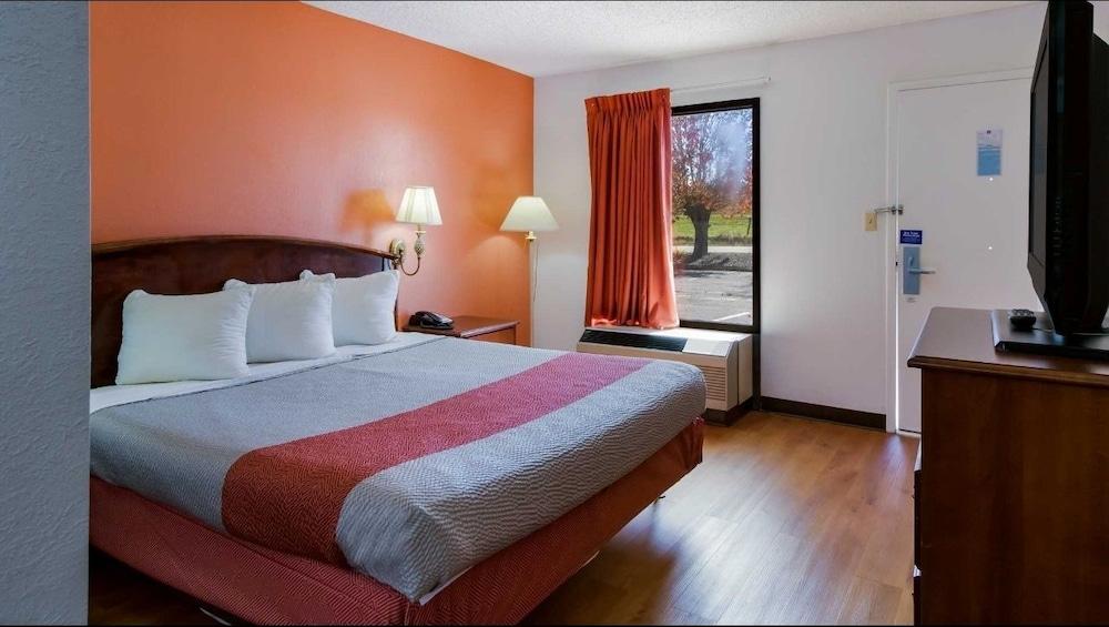 Econo Lodge photo 16