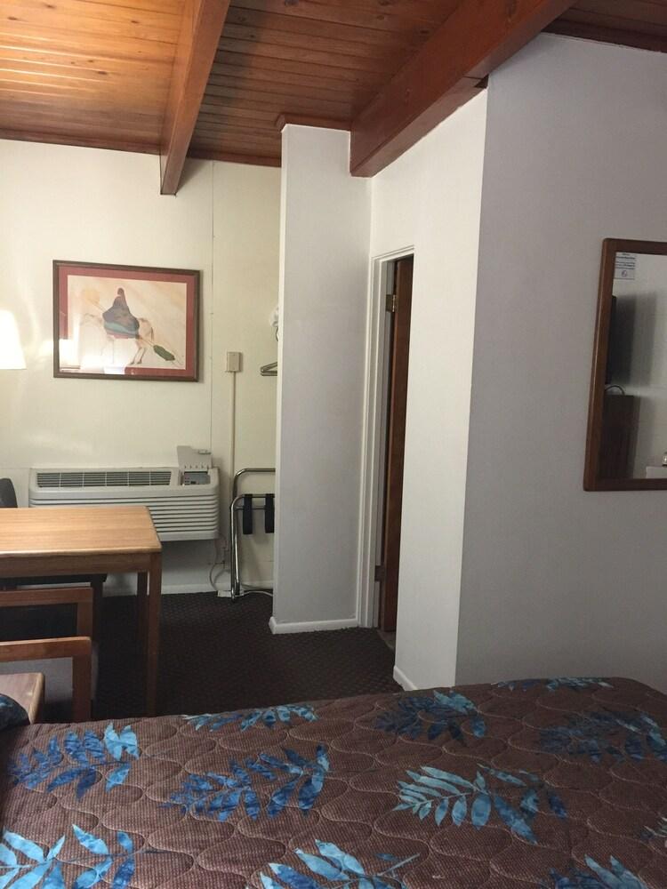 Lazy U Motel photo 34