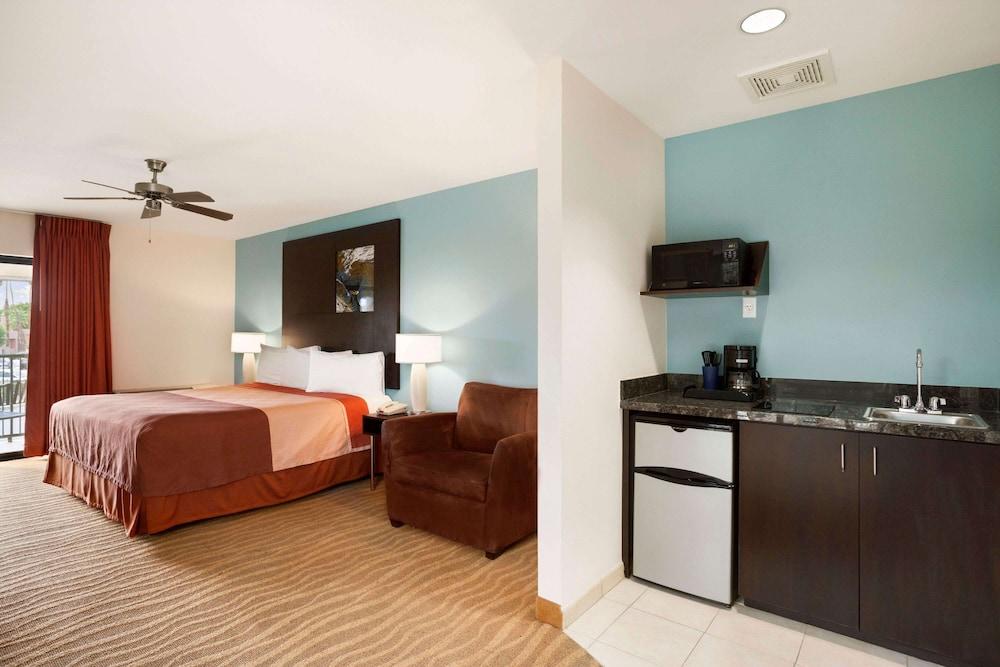 Super 8 by Wyndham Indio photo 4