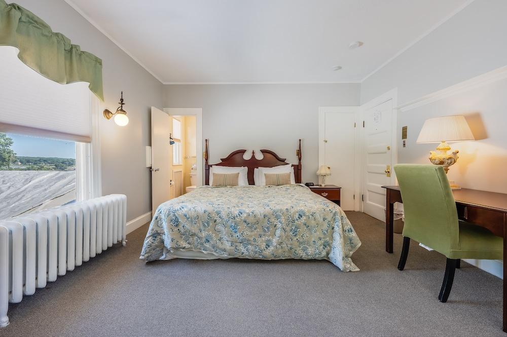 Castle Manor Inn photo 17