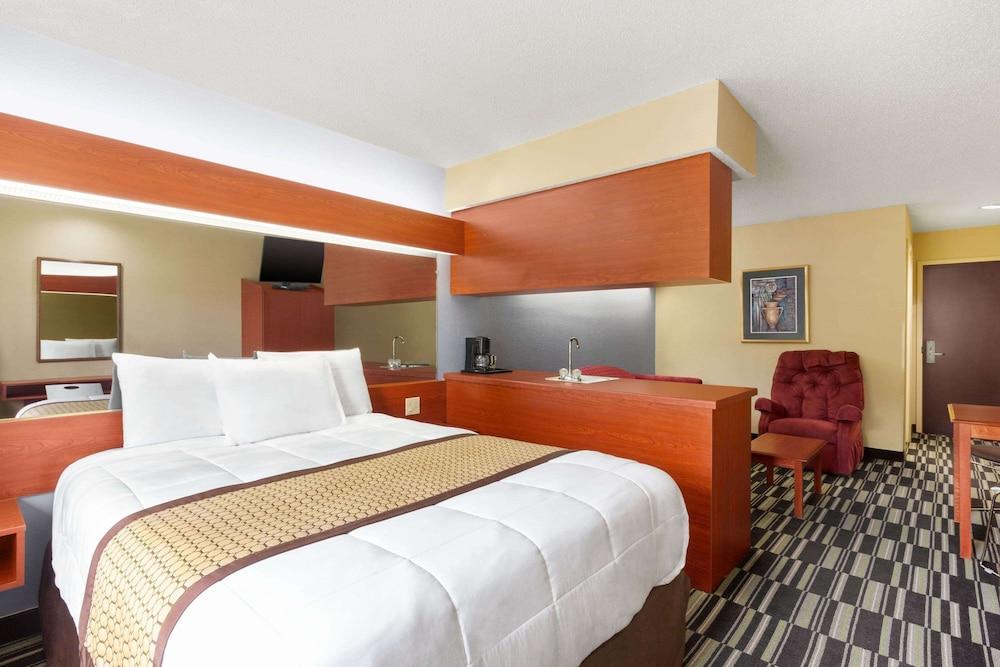 Microtel Inn & Suites by Wyndham Thomasville/High Point/Lexi photo 12