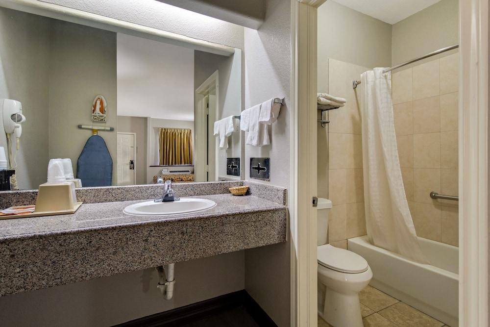 Executive Inn & Suites photo 24